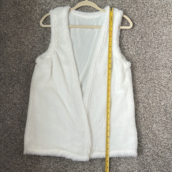 Open fur vest. Very soft. - Picture 3 of 5
